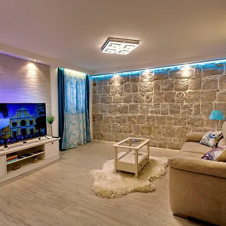 House Sandra Split