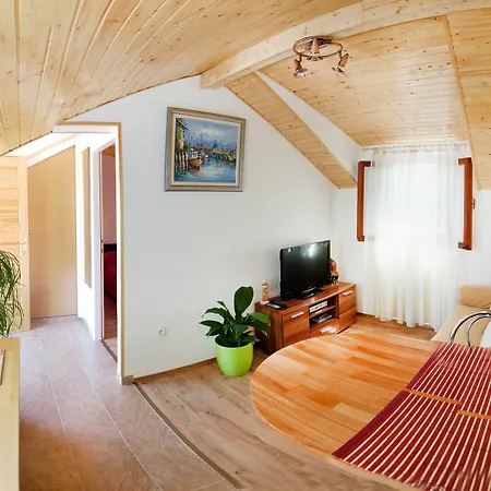 House Sandra Split