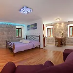 House Sandra Split