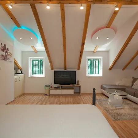 House Sandra Split