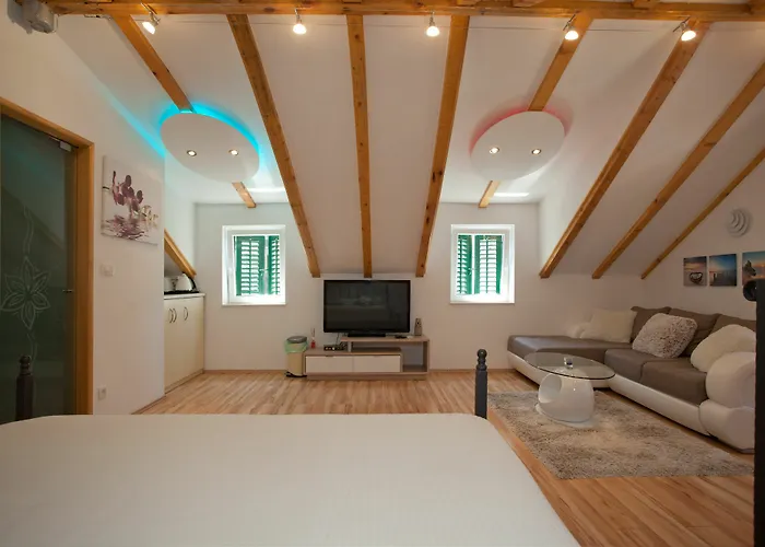 House Sandra Split